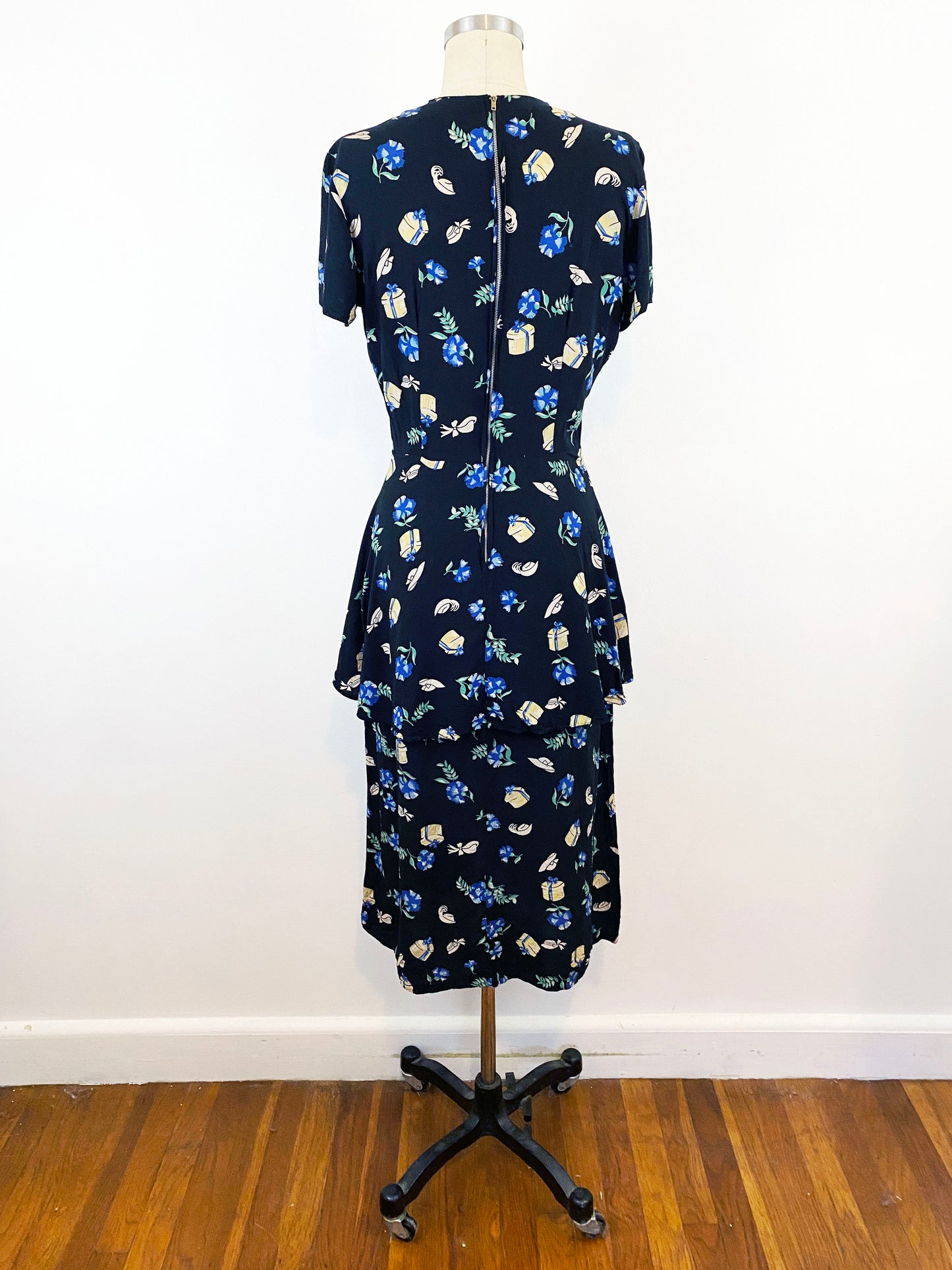 1940s Juro Jr Navy Rayon Hat and Hat Boxes Novelty Print Peplum Dress / Size Small