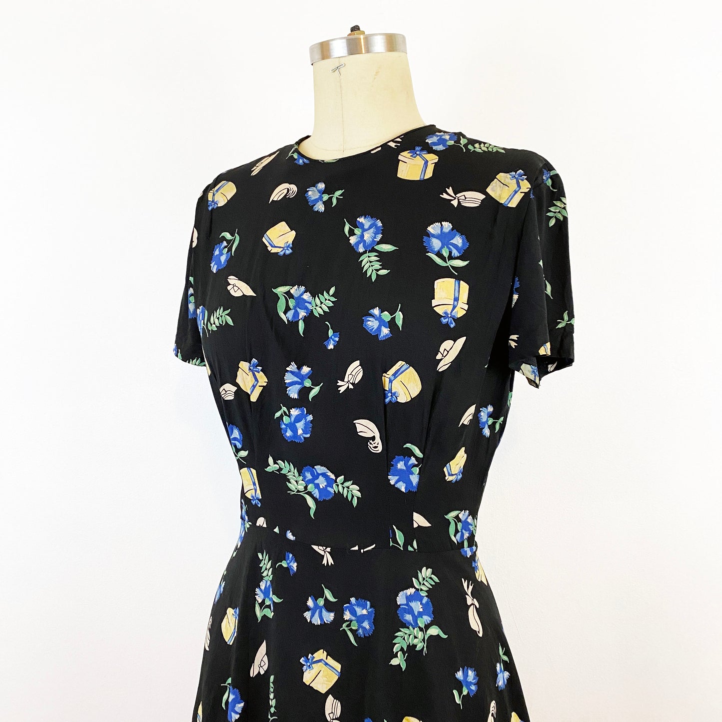 1940s Juro Jr Navy Rayon Hat and Hat Boxes Novelty Print Peplum Dress / Size Small