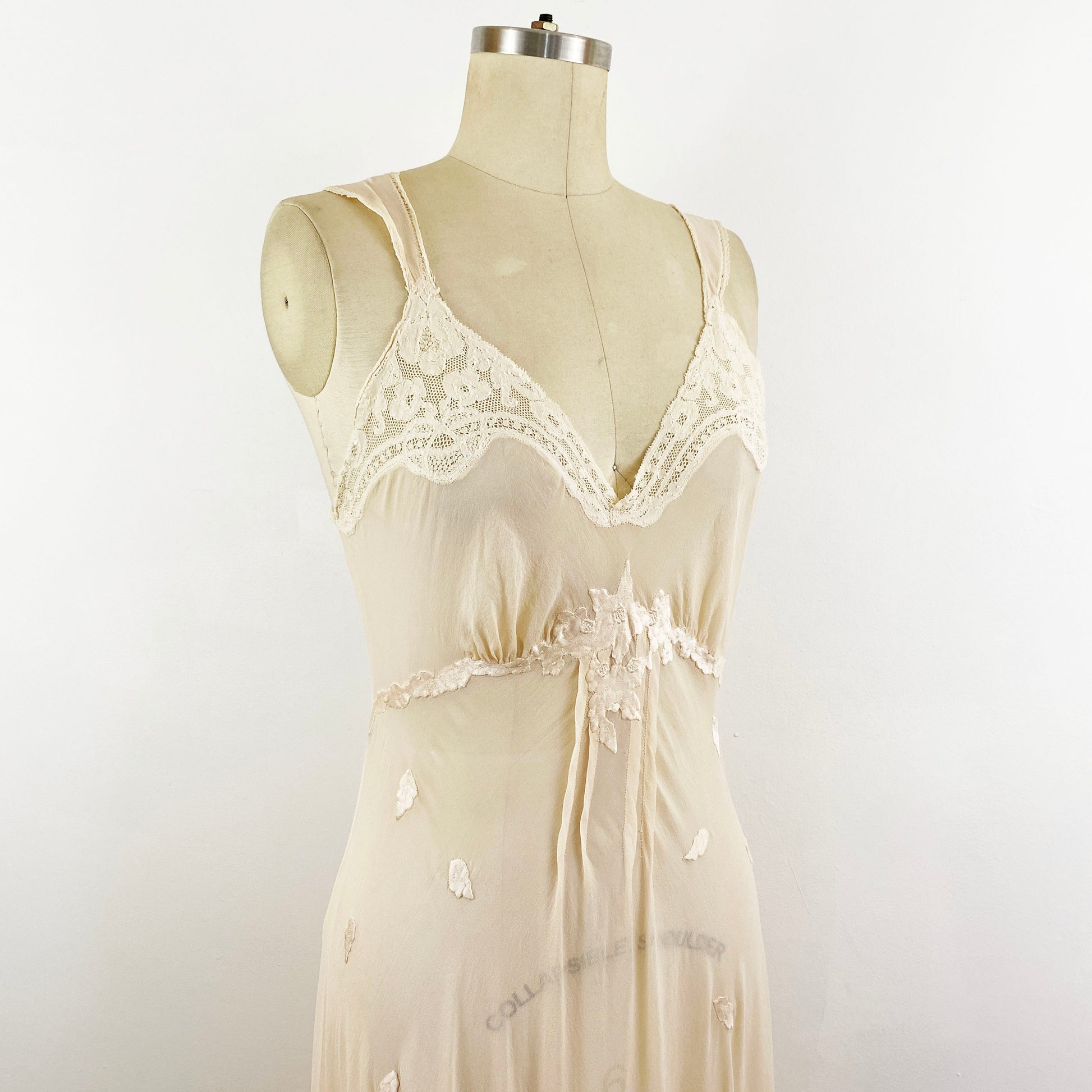 1930s Fischer Heavenly Silk Lingerie Slip/dress/nightgown, 100% Silk, XS or  S, Pretty Light Champagne/apricot Color With Ivory Lace Trim 