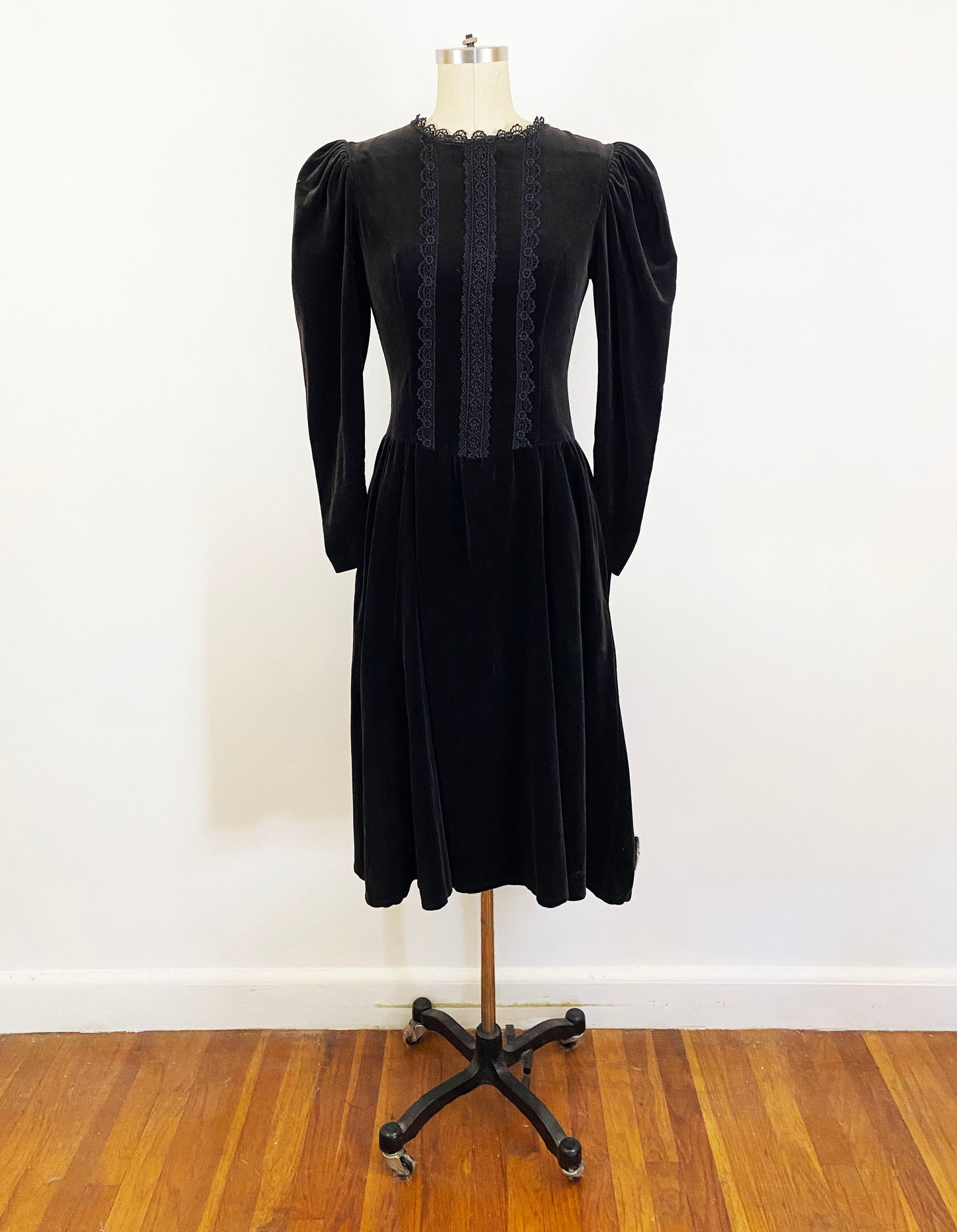 1970s Gunne Sax Black Velvet Prairie Midi Dress Victorian Goth Dark Romantic Mutton Sleeve / Small