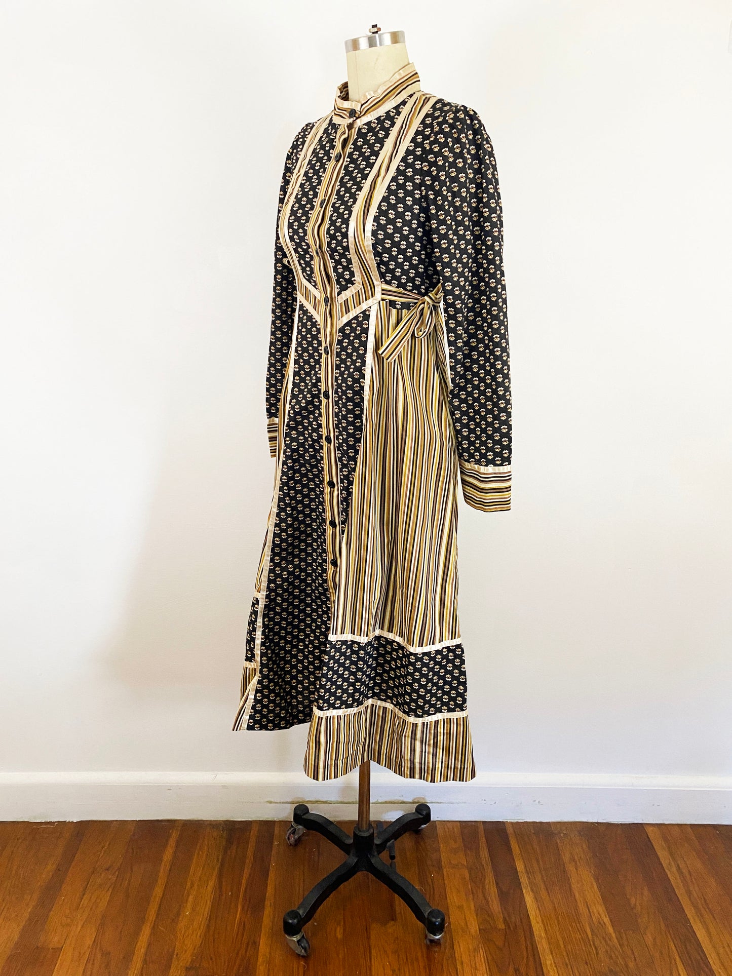 1970s Gunne Sax Prairie Midi Long Sleeve Dress Side Ties / Black Tan Calico Cotton Boho Cottagecore Kitsch Boho Goth / Small