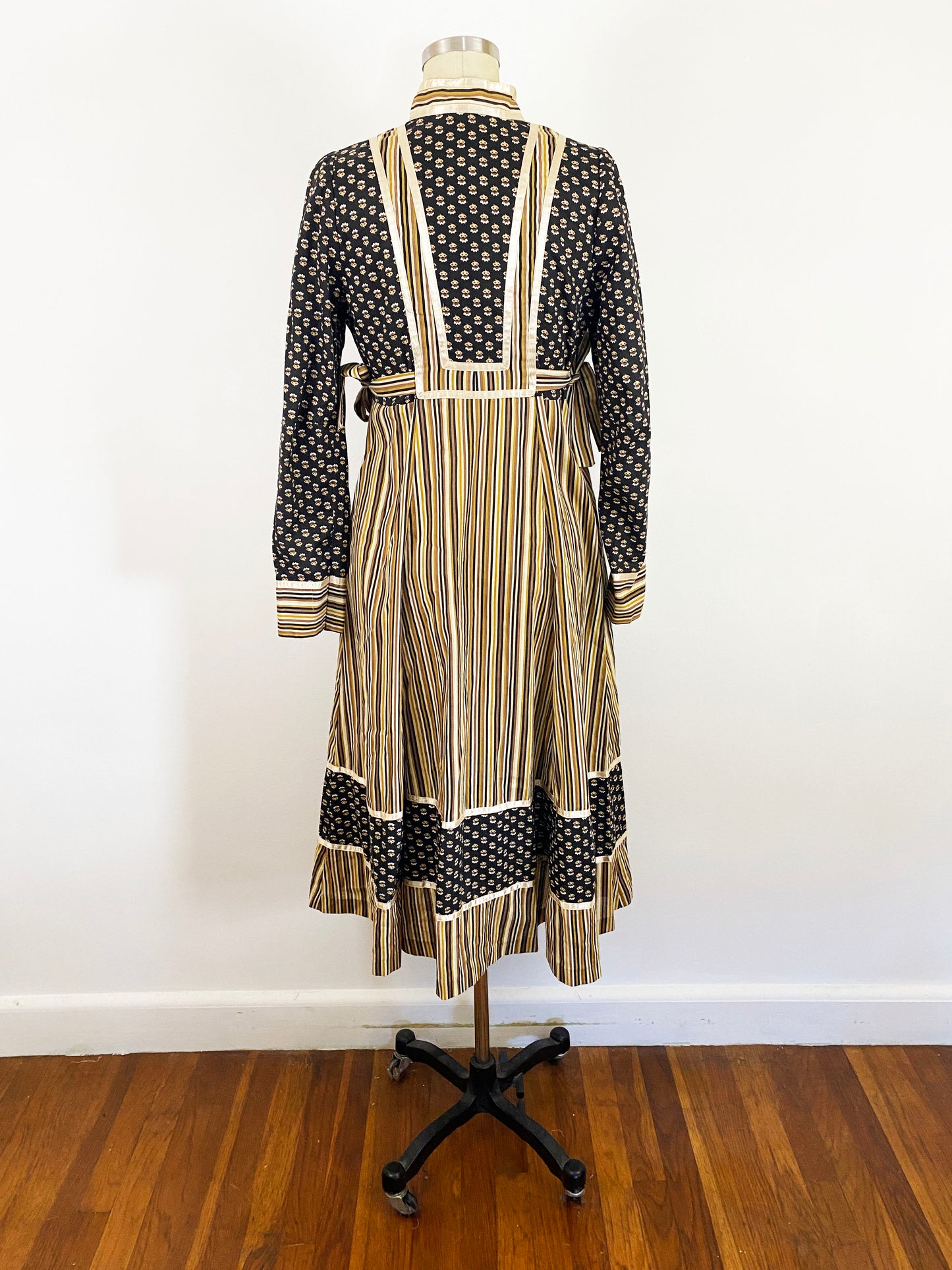 1970s Gunne Sax Prairie Midi Long Sleeve Dress Side Ties / Black Tan Calico Cotton Boho Cottagecore Kitsch Boho Goth / Small