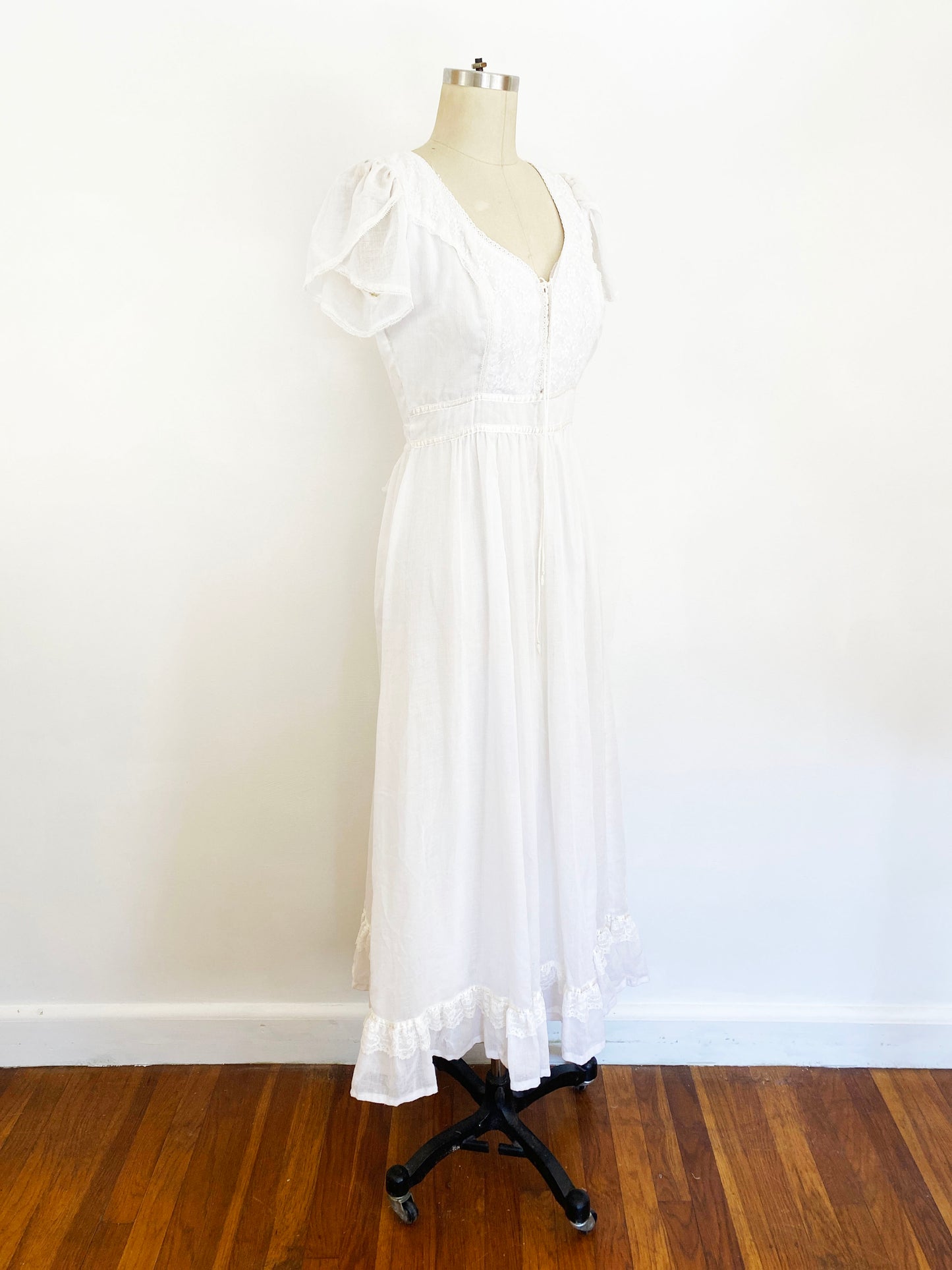 1970-1980s Gunne Sax White Gauzy Lace Corset Dress Renaissance Prairie Midi Dress Short Sleeve Boho Hippie Cottagecore Romantic / Small 4