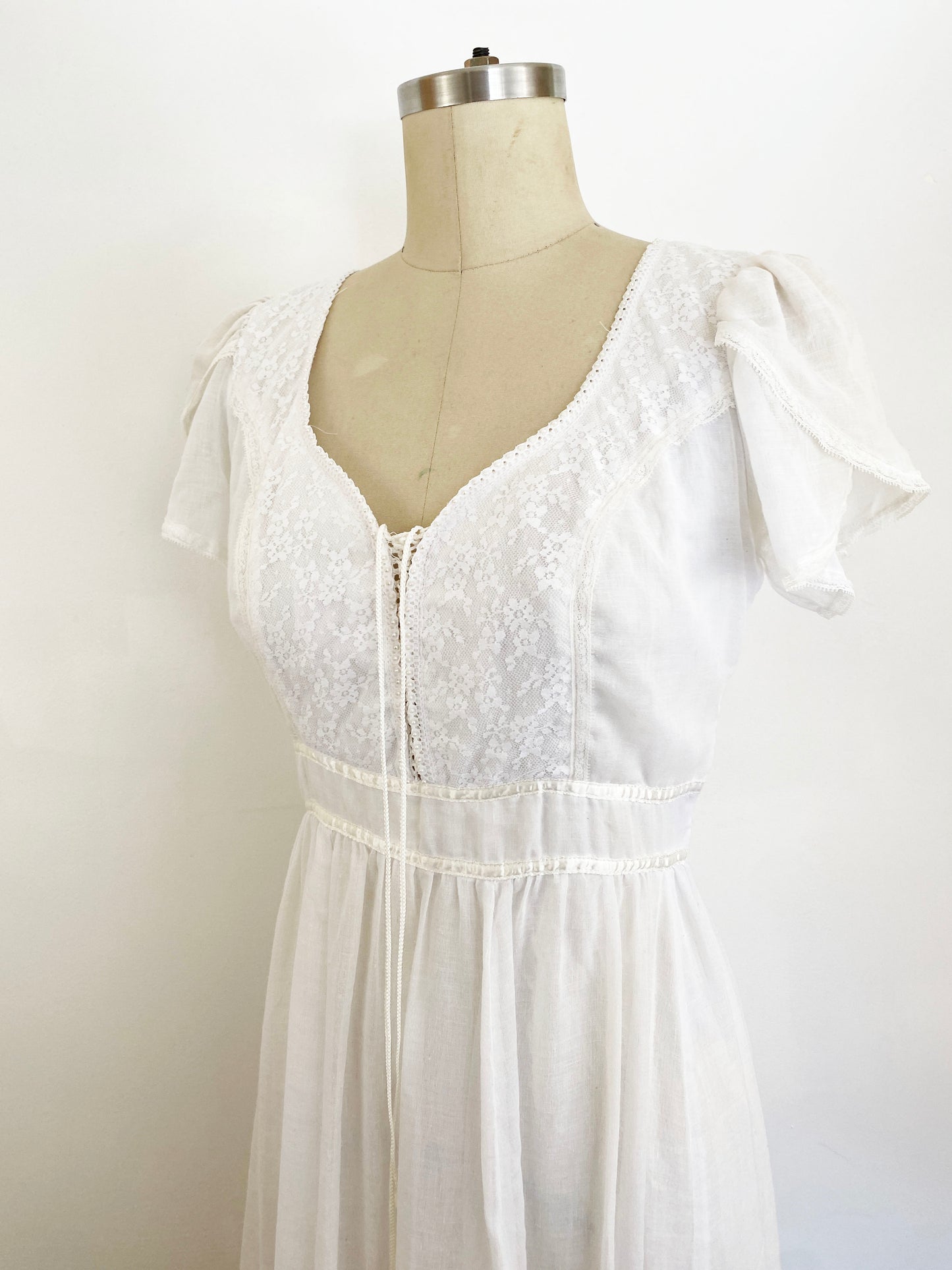 1970-1980s Gunne Sax White Gauzy Lace Corset Dress Renaissance Prairie Midi Dress Short Sleeve Boho Hippie Cottagecore Romantic / Small 4