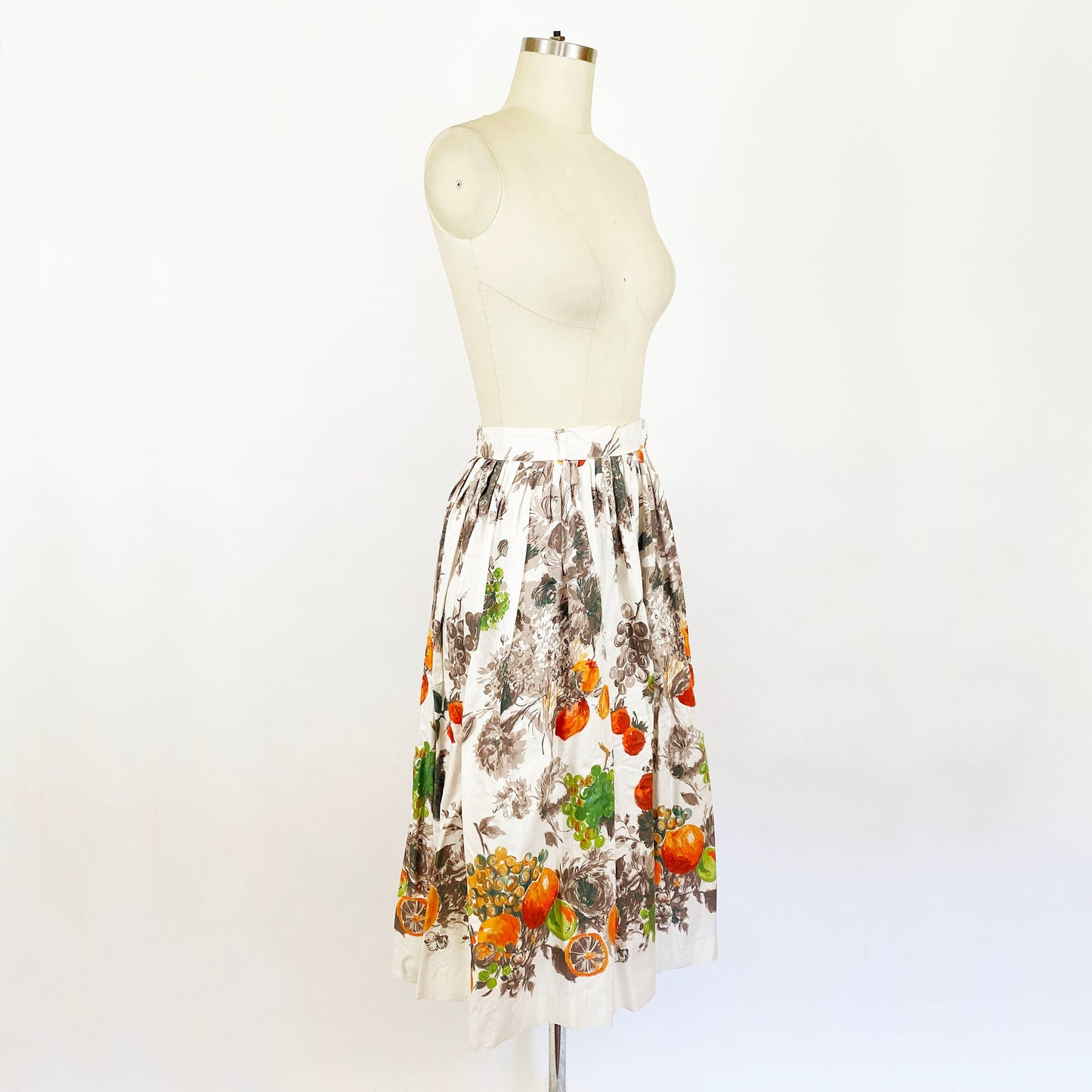 1950's Fruity Novelty Border Print Full Skirt Retro Cotton 50s Pleated White Orange Green Fruit Apple Grapes Strawberries / Small Waist 26"