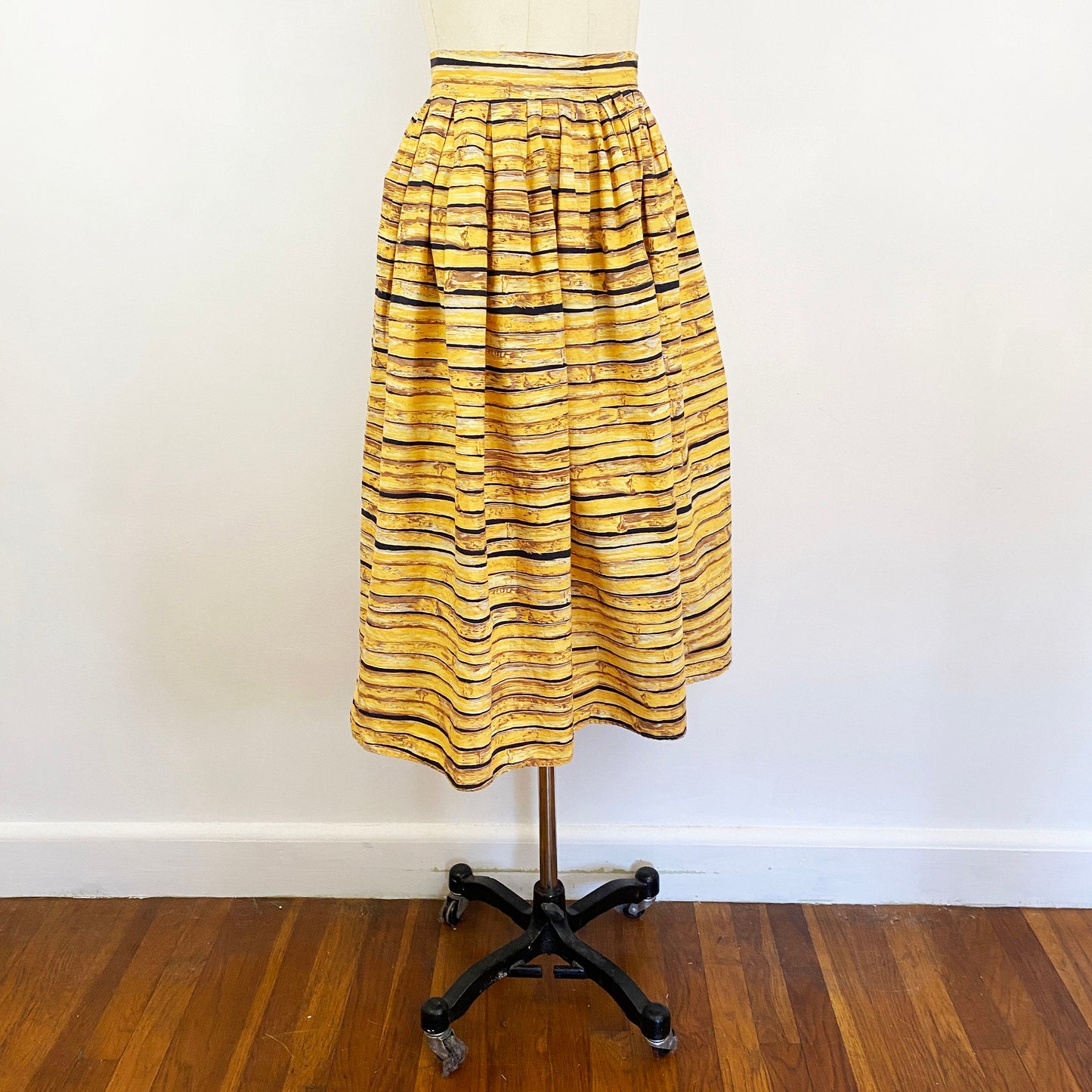1950-1960s Bamboo Novelty Print Cotton Pleated Full Skirt Vintage 50s 60s Tiki Retro Pin Up Rockabilly / Size Extra Small / XS 24" Waist