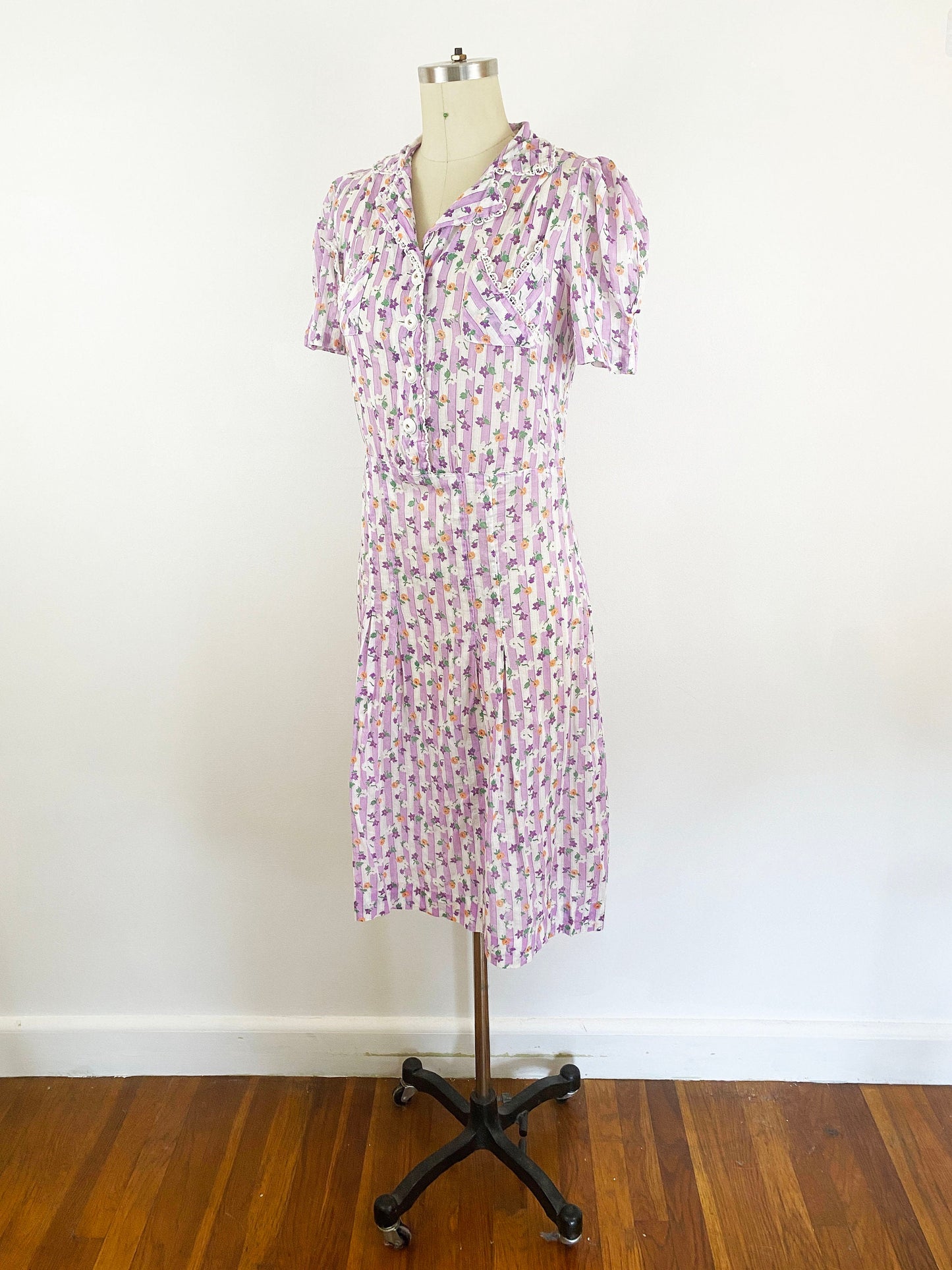 1930-1940s White and Purple Striped Floral Gauzy Cotton Day Dress Retro Chore Dress 30s 40s Cute Vintage Shirtwaist Feed Sack / Small 4/6