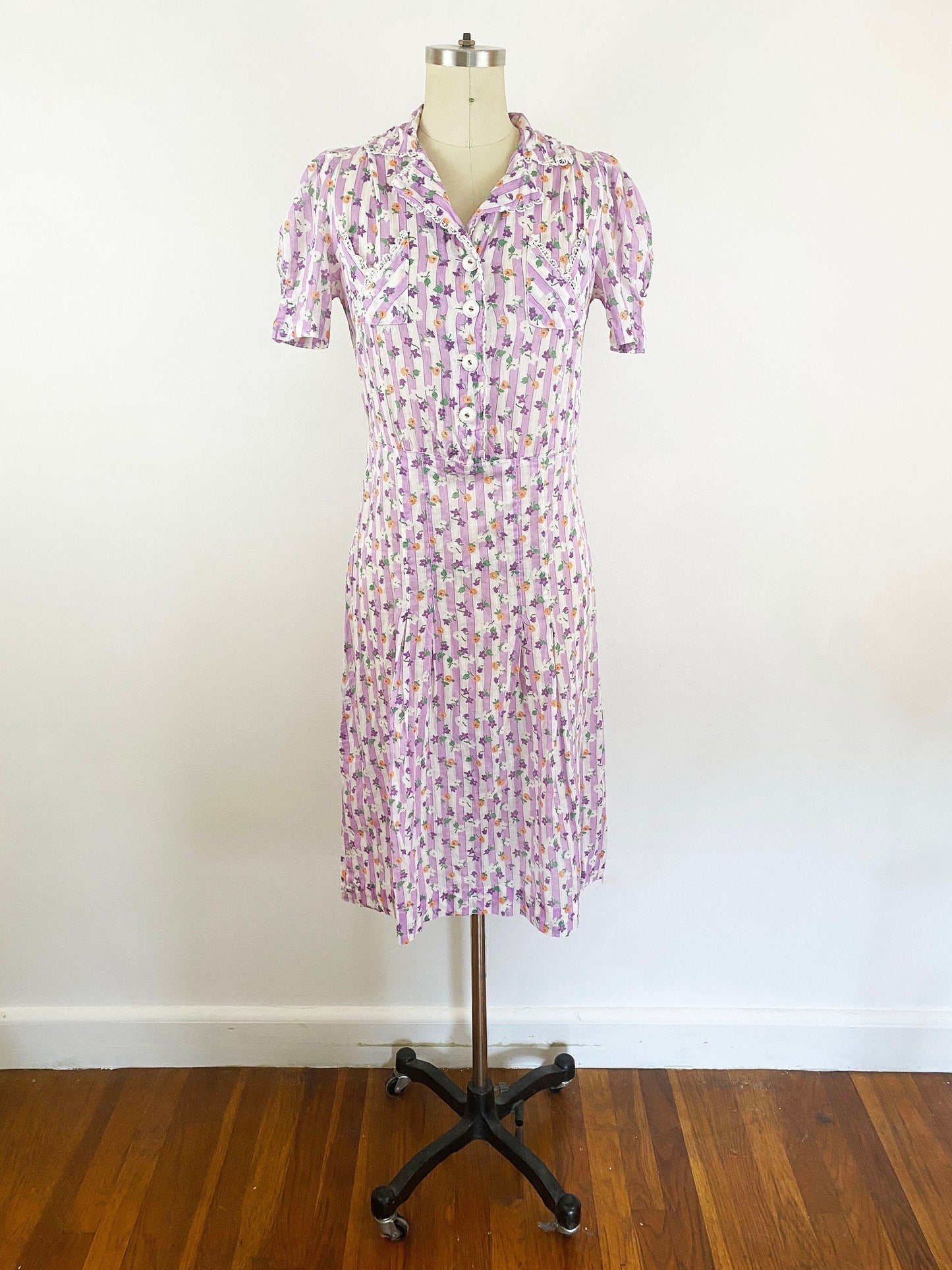 1930-1940s White and Purple Striped Floral Gauzy Cotton Day Dress Retro Chore Dress 30s 40s Cute Vintage Shirtwaist Feed Sack / Small 4/6