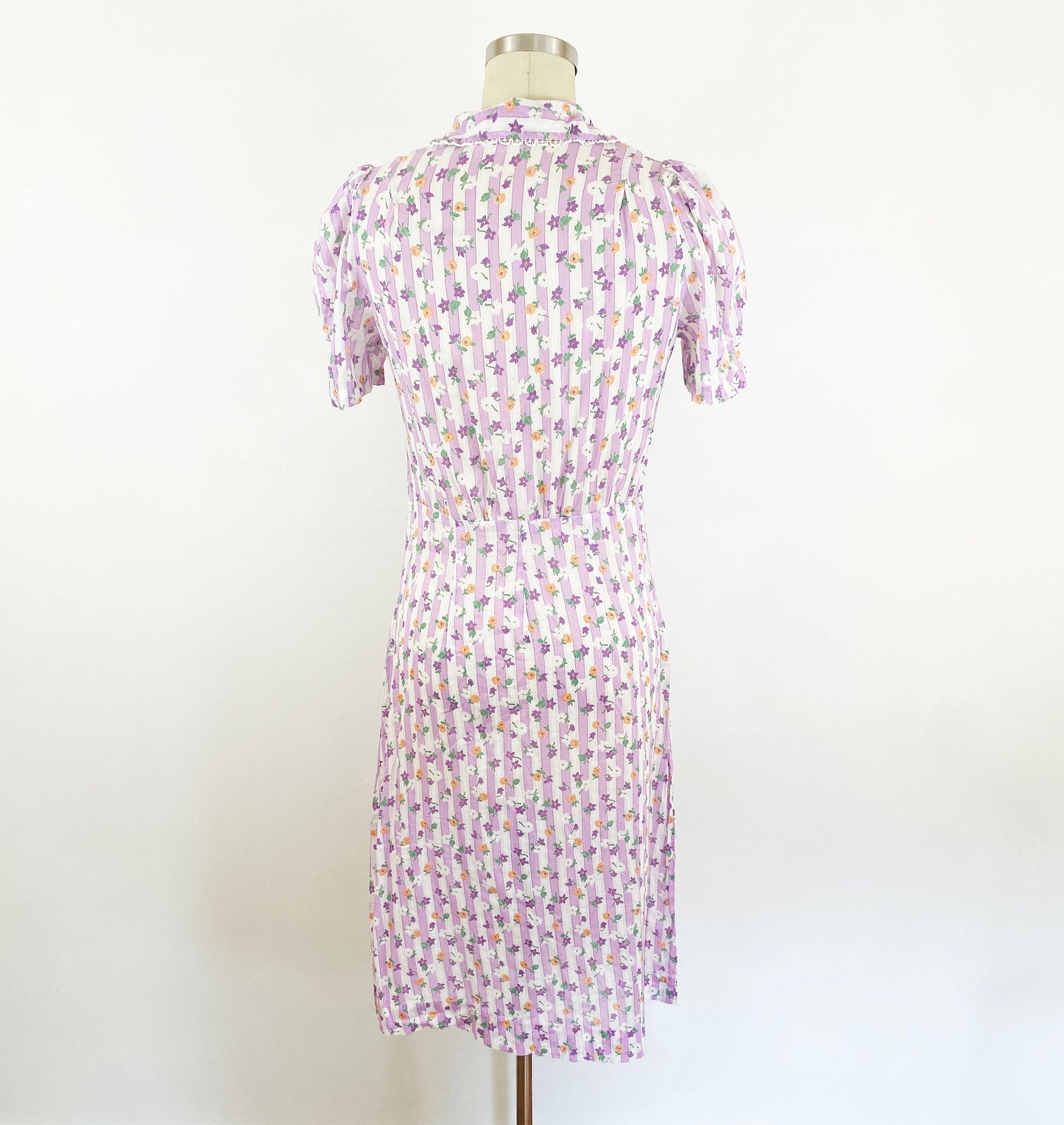 1930-1940s White and Purple Striped Floral Gauzy Cotton Day Dress Retro Chore Dress 30s 40s Cute Vintage Shirtwaist Feed Sack / Small 4/6