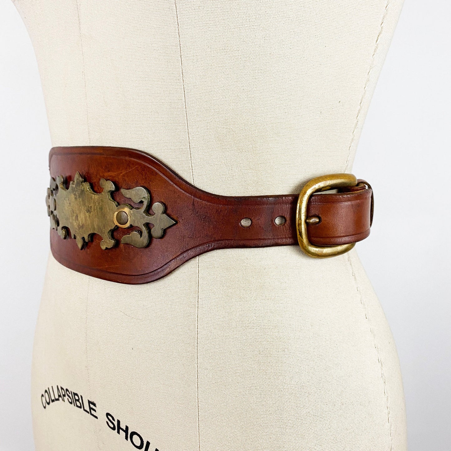 1950s Brass Scroll Plaque Wide Brown Leather Cinch Belt Double Buckle Belt Rockabilly Retro Pin Up / Size Small / 26” Waist