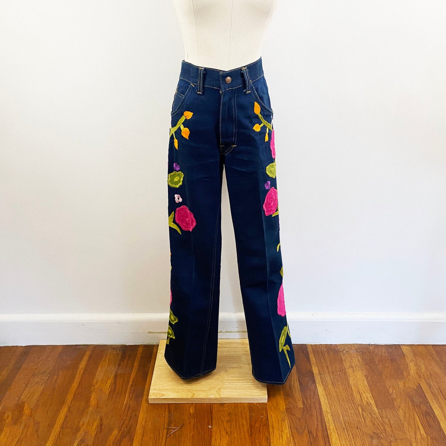 1970s Denim Floral Embroidered Jeans Flower Power Dark Wash Jeans Boho Hippie Flare Jeans Vintage Rocker / Size Medium 8/10