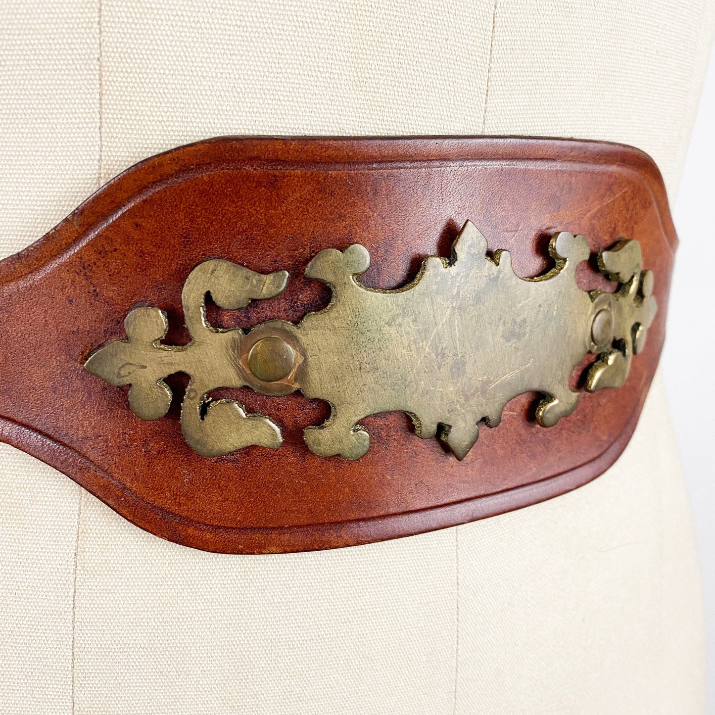1950s Brass Scroll Plaque Wide Brown Leather Cinch Belt Double Buckle Belt Rockabilly Retro Pin Up / Size Small / 26” Waist