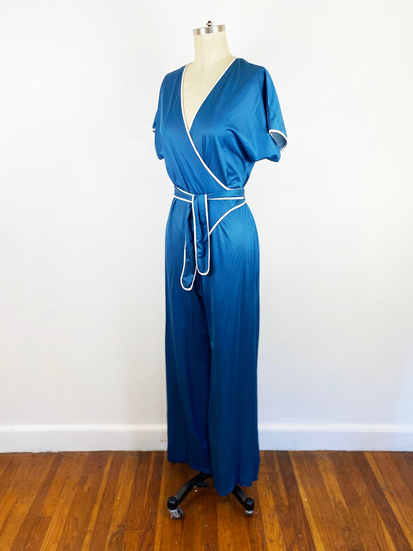 1970’s Blue and White Wrap Lounge Jumpsuit Contrast Piping Vintage Disco Jumpsuit Hippie Boho/Queens Way of Fashion / Size Medium